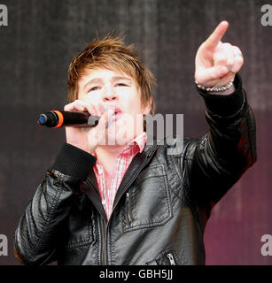 Der X Factor Finalist Eoghan Quigg tritt während der Feierlichkeiten zum St. Patricks Day in Belfast auf, bei denen Tausende von Menschen erwartet wurden, sich an der Karnevalsparade vom Belfast City Hall zum Custom House Square für ein Open-Air-Konzert des X Factor zu beteiligen. Stockfoto