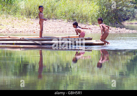 Khao Sok, Nationalpark, Thailand - 2. Mai 2016: unbekannte Kinder spielen und waschen im Wasser am Flüsschen. Stockfoto