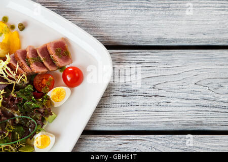 Teller mit Salat. Stockfoto