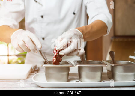 Hand halten Stück Fleisch. Stockfoto