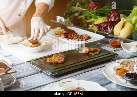 Hand halten Gabel mit Fleisch. Stockfoto