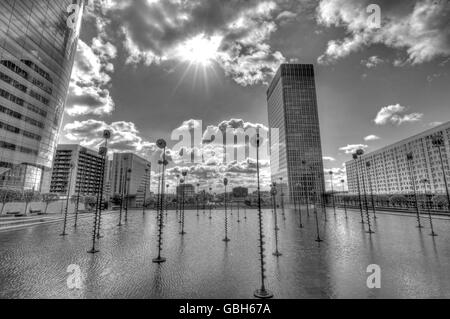 Schwarz / weiß Aufnahme von Takis Becken und Nobel Tower, La Défense, Paris, Frankreich Stockfoto