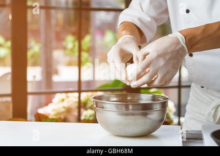 Mannes Hand hält ein Ei. Stockfoto