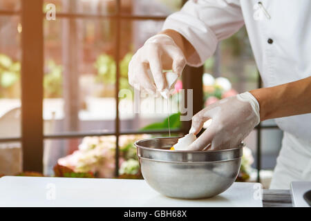 Männlichen Händen mit Eierschale. Stockfoto