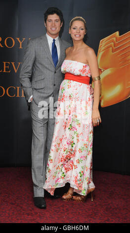 Vernon Kay und Tess Daly kommen zu den Royal Television Society Awards im Grosvenor House Hotel im Zentrum von London. Stockfoto
