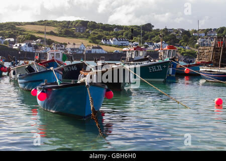 Kleine Cornish angeln Boote in den malerischen Hafen von coverack, einem beliebten Reiseziel in Cornwall, England. Stockfoto