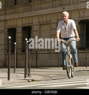 The Times Zeitung Paris-Korrespondent Charles Bremner reitet eine Velib' Fahrrad in Paris, Frankreich, 15. Juli 2007. Stockfoto