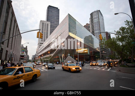 Gelben Taxis pass vor dem renovierten Alice Tully Hall im Lincoln Center New York, 8. Mai 2009. Stockfoto