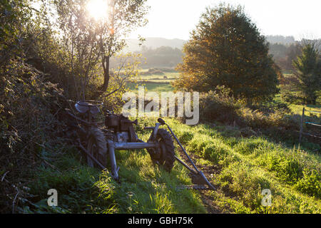 San Xulián Camiño, Spanien: Traktor in einen Acker entlang dem Camino Francés. Stockfoto