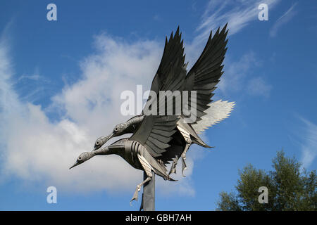 Detail der Metall-Skulptur von drei Stockente Enten über ins Land des britischen Bildhauers Walenty Pytel bei Ross-on-Wye, Herefordshire, Stockfoto