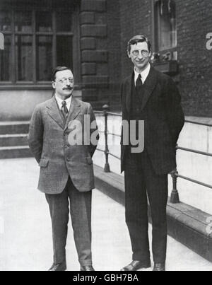 ARTHUR GRIFFITH auf der linken Seite mit Eamon de Valera am Sitz irischen Delegation am 22 Hans Ort, Knightsbridge, London, während der anglo-irischen Friedenskonferenz im Juli 1921 Stockfoto