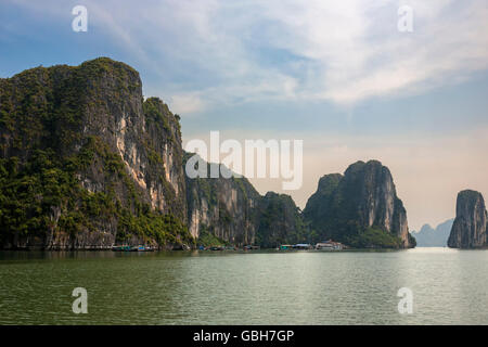 Schwimmende Dorf, Dao Dau Go: eines der vielen Hunderten von Inseln in Ha Long Bay, Provinz Quang Ninh, Viet Nam Stockfoto