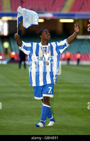 Fußball - Nationwide League Division Two - Play Off Final - Bristol City gegen Brighton & Hove Albion. Brighton & Hove Albion Torschütze Leon Knight feiert den Sieg und die Beförderung mit den Fans Stockfoto