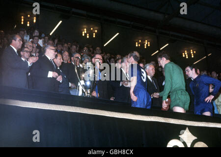 Fußball - Europameisterschaft - Finale - Manchester United / Benfica. Manchester United Kapitän Bobby Charlton tritt auf, um den European Cup zu erhalten. Torwart Alex Stepney und John Aston folgen Stockfoto