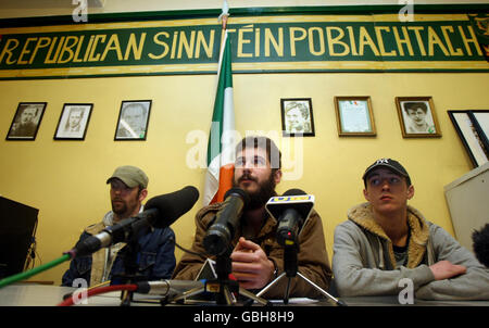 Der republikanische Sinn Fein-Direktor der Publicity Richard Walsh (Beard) nimmt an einer Pressekonferenz auf der Falls Road in Belfast Teil, bei der Republikaner, deren Häuser von der Polizei in Craigavon nach den Erschießungen Anfang dieses Monats auf den Polizeibeamten Stephen Carroll überfallen wurden. Stockfoto