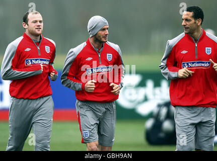 Englands Wayne Rooney, David Beckham (Mitte) und Rio Ferdinand (rechts) während einer Trainingseinheit in London Colney, Hertfordshire. Stockfoto