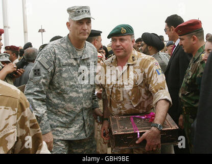 Generalmajor Andy Salmon, ehemaliger Leiter der Koalitionsoperationen im Südost-Irak (rechts), mit US-General Ray Odierno, dem kommandierenden General der Multi National Forces im Irak während der Zeremonie zur Übergabe des militärischen Kommandos der Koalitionsstreitkräfte in Basra, Irak bei einer Zeremonie im Basra International Airport. Stockfoto