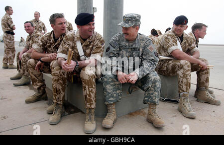 Großbritannien übergibt Befehl in Basra in USA Stockfoto