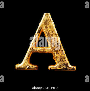 Alphabet und Zahlen in Blattgold isoliert auf schwarz Stockfoto