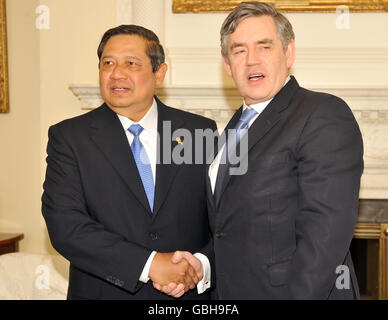 Der indonesische Präsident Susilo Bambang Yudhoyono trifft den britischen Premierminister Gordon Brown in der Downing Street 10 im Zentrum von London. Stockfoto
