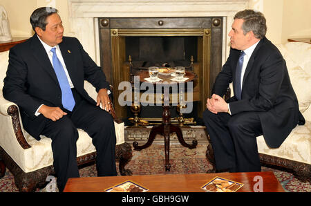 Der indonesische Präsident Susilo Bambang Yudhoyono trifft den britischen Premierminister Gordon Brown in der Downing Street 10 im Zentrum von London. Stockfoto
