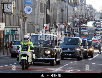 Der Präsident der Vereinigten Mexikanischen Staaten, Filam Calderon, kommt im Rahmen seines Staatsbesuches im Vereinigten Königreich im Stadthaus von Aberdeen an. Stockfoto