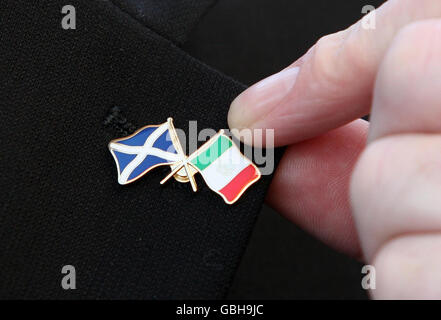Ein Reversabzeichen mit einer mexikanischen und schottischen Flagge als Präsident der Vereinigten Mexikanischen Staaten, Filpe Calderon, kommt im Rahmen seines Staatsbesuchs in Großbritannien im Stadthaus von Aberdeen an. Stockfoto