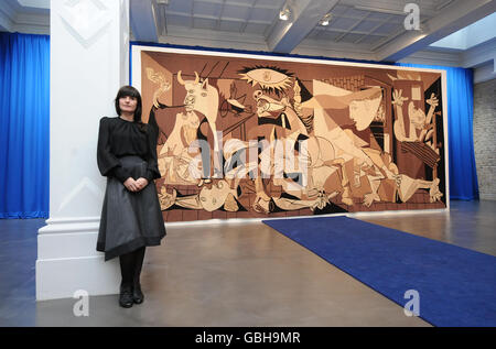 Die Künstlerin Goshka Macuga mit ihrem von Picassos Guernica inspirierten Wandteppich in der neu eröffneten Whitechapel Art Gallery in London, während einer Medienvorschau, um die Erweiterung der Galerie zu fördern, die 13.5 Millionen gekostet hat. Stockfoto