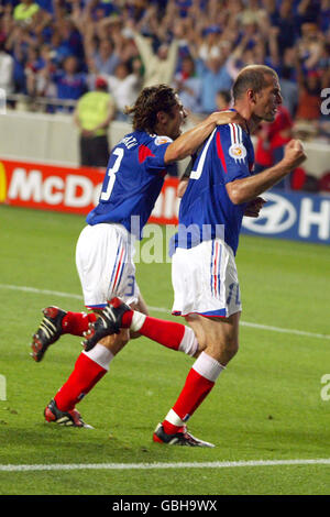 Der französische Zinedine Zidane feiert das Tor des Spiel gegen England mit Bixente Lizarazu Stockfoto