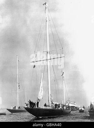 AJXNETPHOTO. 1934. GOSPORT, ENGLAND. -AMERICAS CUP - J-KLASSE YACHT ENDEAVOUR MANIPULIERTEN FÜR IHRE OZEANÜBERQUERUNG BEREITET SEGEL FÜR AMERIKA. FOTO: AJAXNETPHOTO VINTAGE SLG. REF: HDD YA ENDEAVOUR 1934 Stockfoto