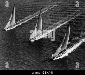 AJAXNETPHOTO.1930S. SOLENT, ENGLAND. -GROSSE YACHTEN - (L-R) ASTRA, VELSHEDA UND BRITANNIA RACING IM SOLENT IN DEN 1930ER JAHREN.  FOTO: AJAXNETPHOTO VINTAGE SLG. REF: AVL 1930. Stockfoto