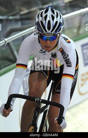 Radfahren - UCI-Bahn-Weltmeisterschaften 2009 - Tag vier - BGZ Arena Velodrome. Charlotte Becker aus Deutschland bei den UCI-Bahn-Weltmeisterschaften 2009 im Velodrom BGZ Arena in Pruszkow, Polen. Stockfoto