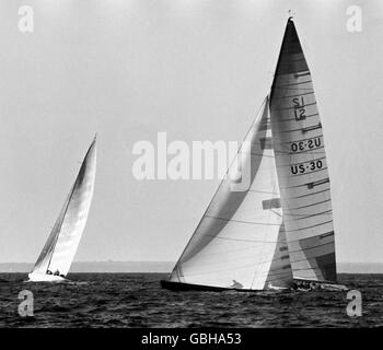 AJAX-NEWS-FOTOS. 23. SEPTEMBER 1980. NEWPORT, RHODE ISLAND, USA. -AMERICAS CUP - HERAUSFORDERER AUSTRALIEN FÜHRT DENNIS CONNER FREIHEIT.  FOTO: JONATHAN EASTLAND/AJAX REF: HDD YAR AMC 80. Stockfoto