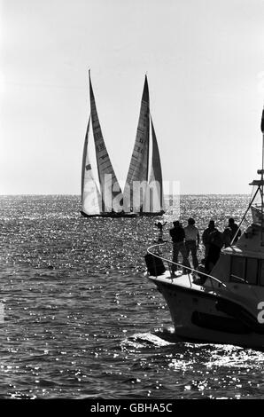 AJAX-NEWS-FOTOS. 23. SEPTEMBER 1980. NEWPORT, RHODE ISLAND, USA. --AMERIKAS CUP - FREIHEIT UND AUSTRALIEN BEGINNEN EIN TURNIER SPIEL VOR DEM START. FOTO: JONATHAN EASTLAND/AJAX REF: 800923 24 Stockfoto