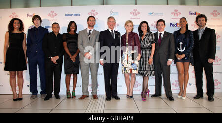 Der Prinz von Wales posiert für ein Gruppenfoto mit, (L-R) Margarita Taylor, Nichola Hoult, DJ Ironik, Jamelia, Ben Ainsle, Emilia Fox, Karen Hardy, Rob Brydon, Alesha Dixon und Michael Sheen, während der Prince's Trust & RBS Celebrate Success Awards 2009 auf dem Odeon Leicester Square im Zentrum von London. Stockfoto