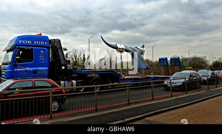 Ein 10 m hohes, 20 m breites lebensgroßes Modell eines Blauwals-Schwanzes, das vom National Geographic Channel in Auftrag gegeben wurde, Tail wird entlang der A40 in der Nähe der Hanger Lane in London transportiert, nachdem er im Serpentine im Londoner Hyde Park die Premiere von Blue Whale Odyssey und den Start seines neuen Kanals, Nat Geo Wild HD, gefeiert hat. Stockfoto