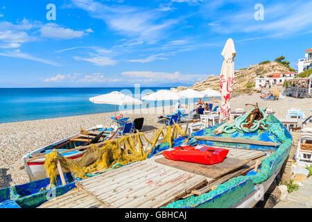 KOKKARI-Stadt, Insel SAMOS - SEP 24, 2015: Fischerboot am Strand von Kokkari mit Touristen entspannen im Hintergrund die Insel Samos, Gre Stockfoto