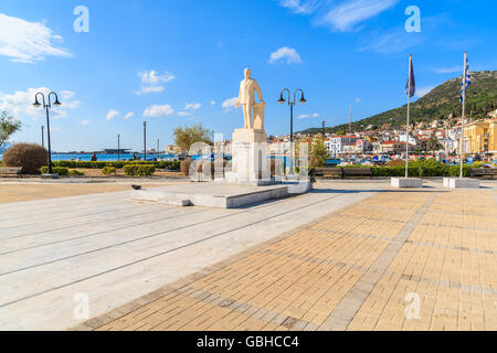 SAMOS-Stadt, Griechenland - SEP 24, 2015: Platz im Hafen von Samos mit Statue des Temistoklis Sofulis, griechische Premierminister die th serviert Stockfoto