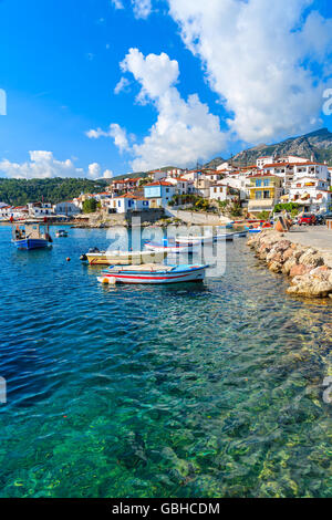 Angelboote/Fischerboote im Hafen von Kokkari mit bunten griechische Häuser, Insel Samos, Griechenland Stockfoto