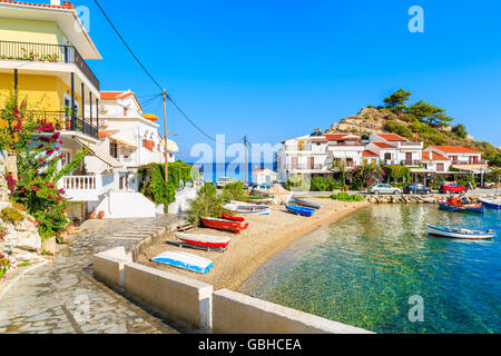 Ein Blick auf Kokkari Fischerdorf mit schönen Strand, Insel Samos, Griechenland Stockfoto