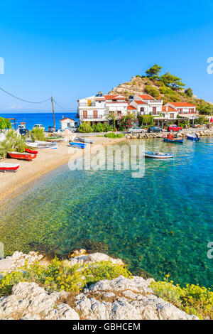 Ein Blick auf Kokkari Fischerdorf mit schönen Strand, Insel Samos, Griechenland Stockfoto