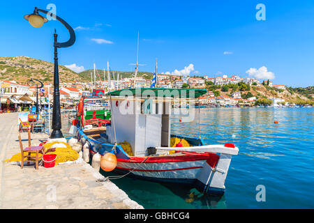 Insel SAMOS, Griechenland - SEP 25, 2015: Griechischen Fischerboot Liegeplatz im Hafen von Pythagorion, Insel Samos, Griechenland. Stockfoto