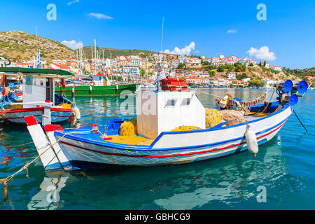 Traditionellen griechischen Fischerboot im Hafen von Pythagorion, Insel Samos, Griechenland Stockfoto