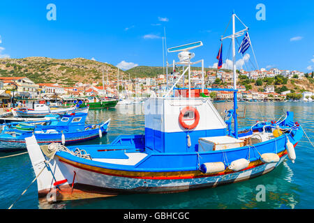 Traditionellen bunten griechischen Fischerboot im Hafen von Pythagorion, Insel Samos, Griechenland Stockfoto