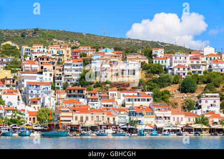 Insel SAMOS, Griechenland - SEP 25, 2015: Blick auf Pythagorion Hafen mit bunten Häusern, die auf Hügel, Insel Samos, Griechenland Stockfoto