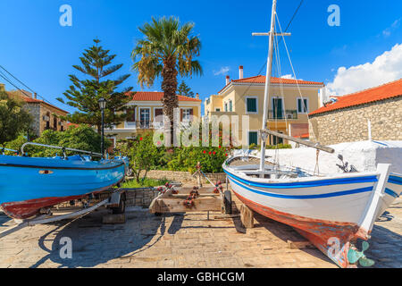 Angelboote/Fischerboote im Dock von Pythagorion Häuser Hafen mit bunten traditionellen griechischen, im Hintergrund die Insel Samos, Griechenland Stockfoto