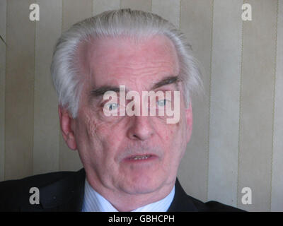 Professor Hugh Pennington, Vorsitzender des E.coli Public Inqury, spricht vor den Medien, als er seinen Bericht über den E.coli-Ausbruch in Südwales im Jahr 2005 im Copthorne Hotel, Culverhouse Cross, Cardiff, veröffentlicht. Stockfoto