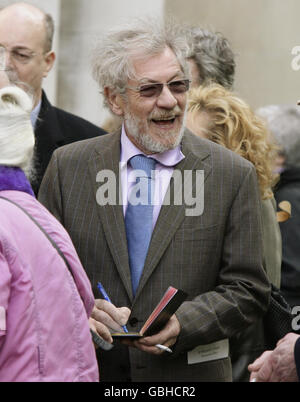 Sir Ian McKellan verlässt einen Thanksgiving-Gottesdienst für das Leben von Paul Scofield in der St. Margarets Church in Westminster, im Zentrum von London. Stockfoto