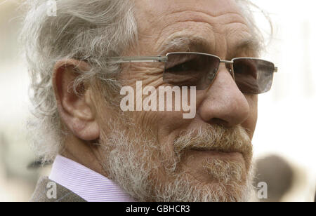 Sir Ian McKellan verlässt einen Thanksgiving-Gottesdienst für das Leben von Paul Scofield in der St. Margarets Church in Westminster, im Zentrum von London. Stockfoto