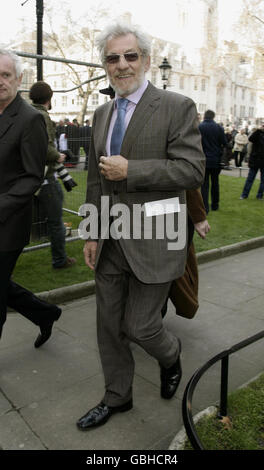 Sir Ian McKellan verlässt einen Thanksgiving-Gottesdienst für das Leben von Paul Scofield in der St. Margarets Church in Westminster, im Zentrum von London. Stockfoto